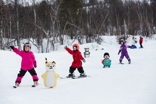 children skiing in geilo with mascots