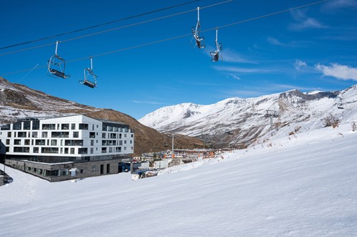 Hotel VoulezVous - exterieur vue des pistes .jpg